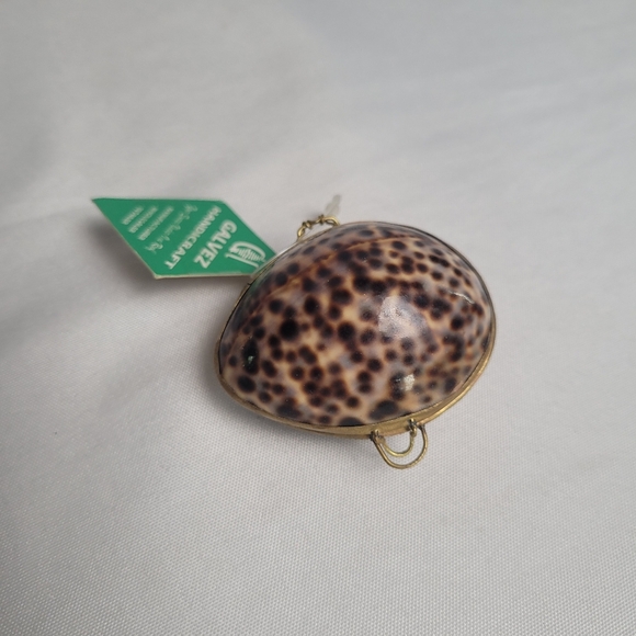 Vintage Sea Shell W/ Brass Tone Clasp Ring Trinket Box - Picture 2 of 8